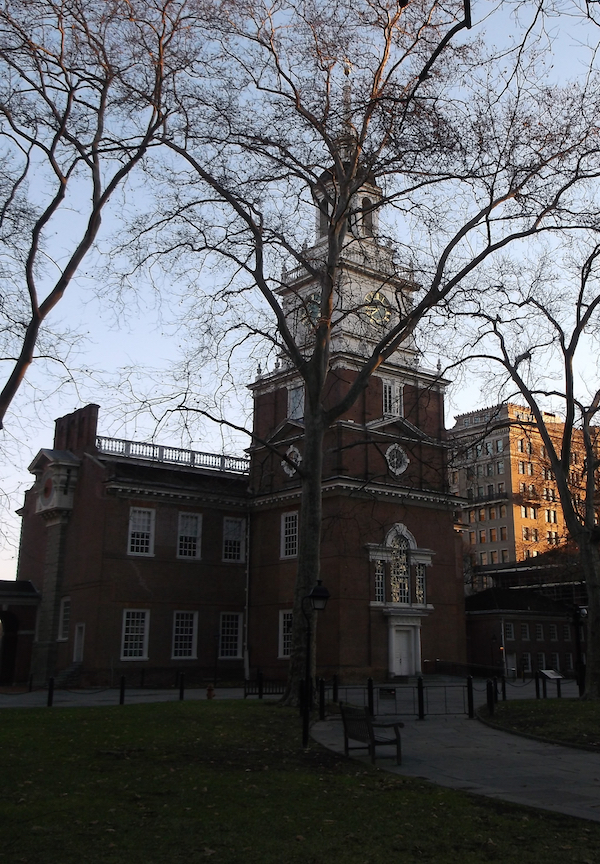independence-hall-christmas-morning